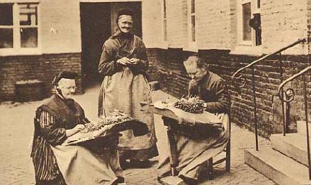http://www.fioretombolo.net/merlettaie_file/image034.jpg