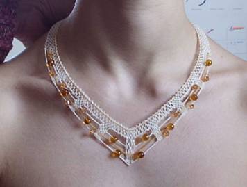 collar_checo_ambar