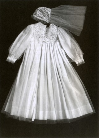 Vestito da bambina in organdis per la prima Comunione.